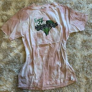 Women’s Graphic Tee in Pink 🍃